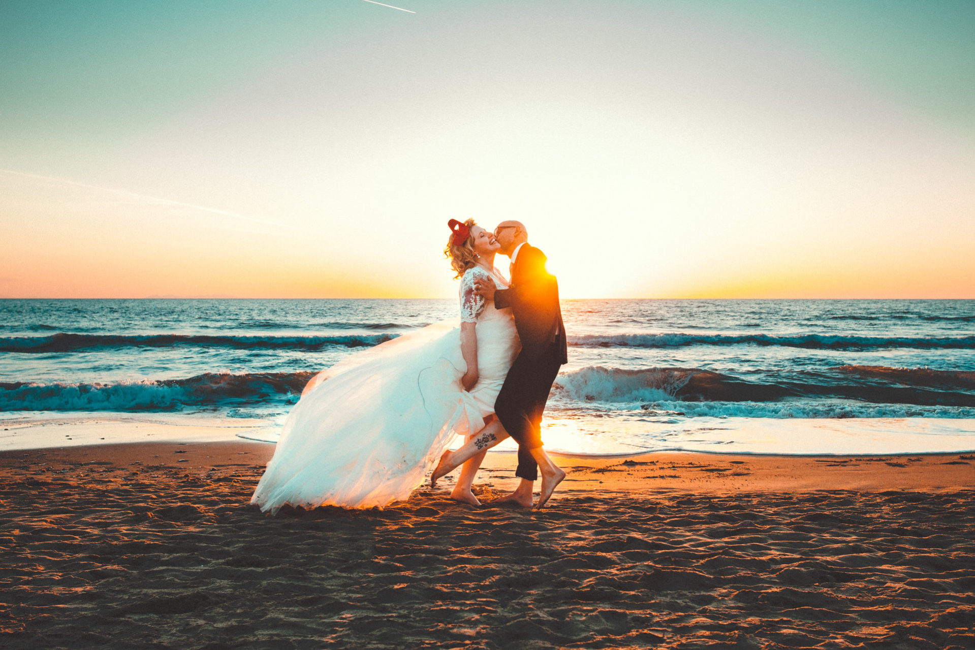 sposi al tramonto sul mare romantico