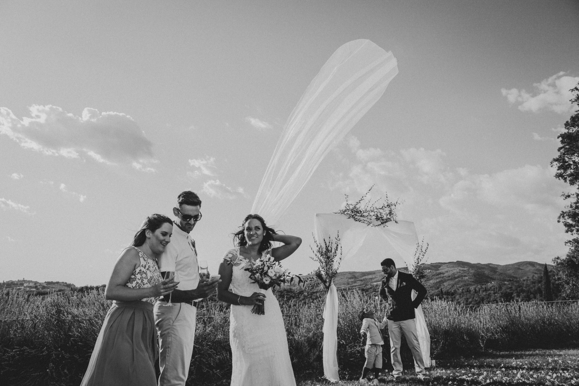 velo della sposa sollevato da improvviso vento forte